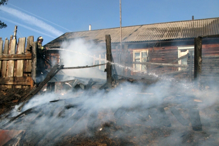 Огонь от пожаров перешел на жилые дома в Восточной Сибири