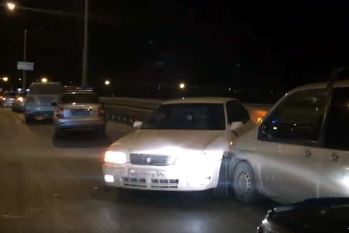 Тринадцать машин столкнулись на эстакаде в центре Новосибирска