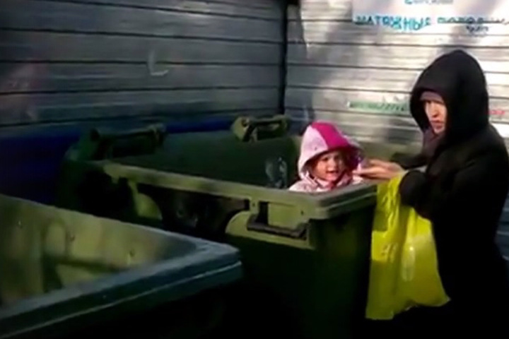 СК проверит жительницу Новосибирска, «поселившую» ребенка в мусорный бак