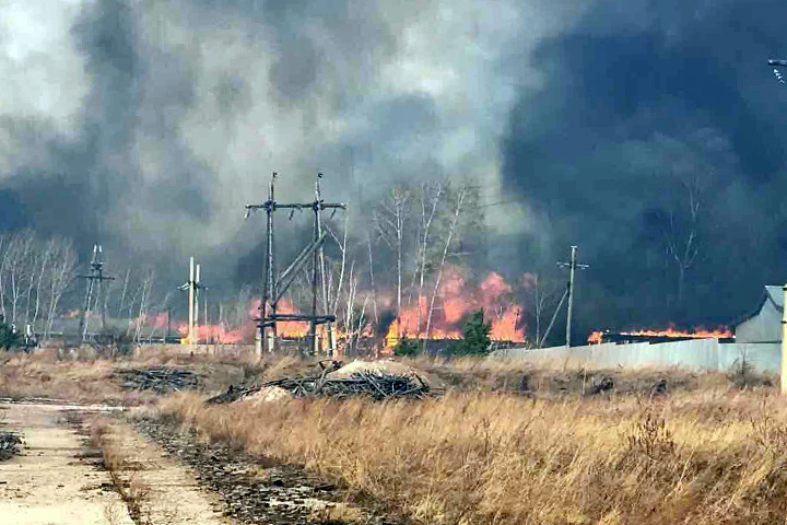 Жители сгоревшей иркутской деревни откопали склад со спиртным