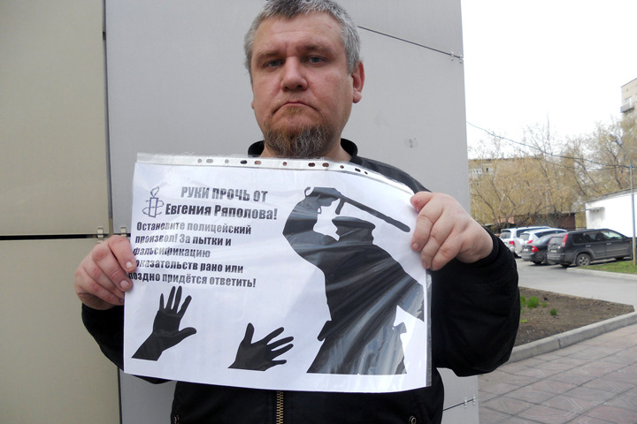 Протестовавшего против «полицейского беспредела» новосибирца задержали у суда