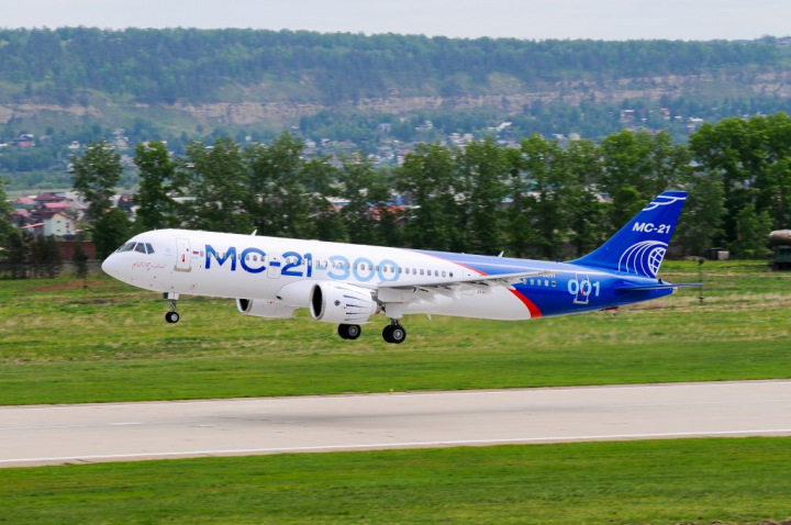 Пассажирский лайнер МС-21 совершил свой первый полет в Иркутске