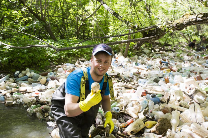 «Зачистку» загаженной пластиком речки устроили волонтеры в Новосибирске