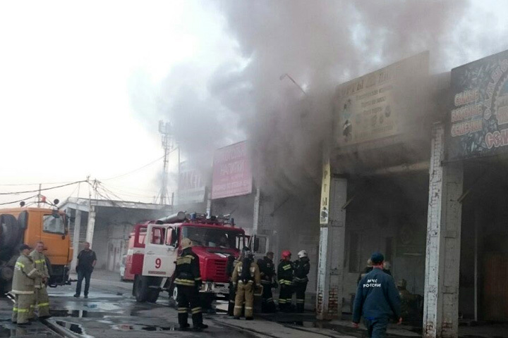 Новосибирские спасатели 12 часов борются с пожаром на Левобережном рынке