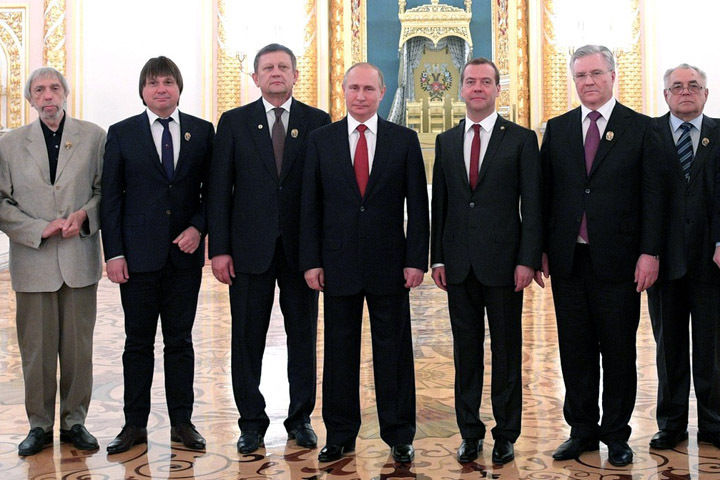 Путин наградил руководство клиники имени Мешалкина