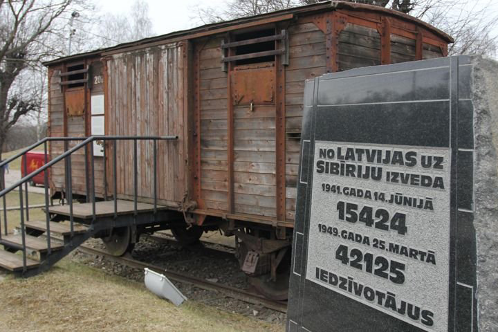 Латвия вспоминает жертв советской депортации в Сибирь