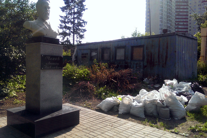 Свалка появилась у памятника Чехову в Новосибирске