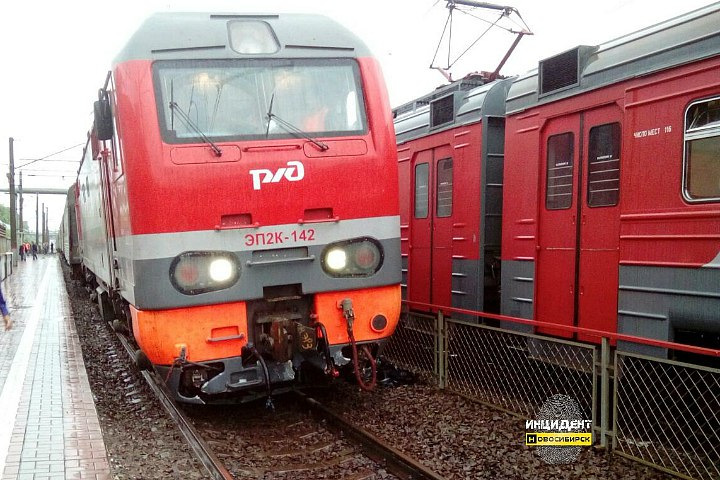 Локомотив поезда сошел с рельсов в Новосибирске