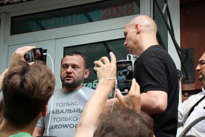 Как окружали штаб Навального в Новосибирске: видео