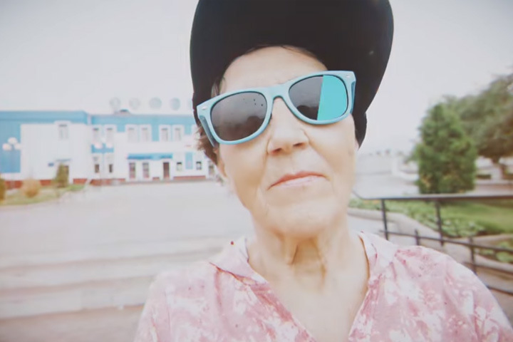 Красноярская пенсионерка пошла в тату-салон ради видеоблога