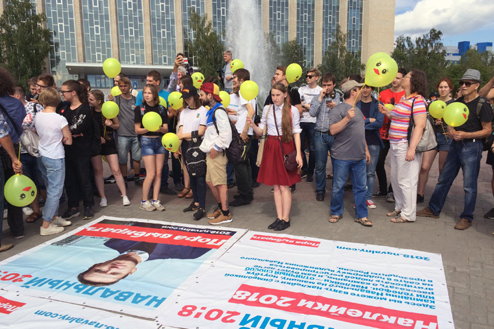 Сторонники Навального раздали новосибирцам антикоррупционных Петра и Февронию