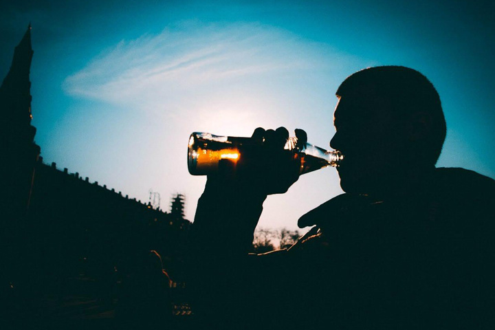 «Если я запью, то умру»: сибирские алкоголики спасают себя сами