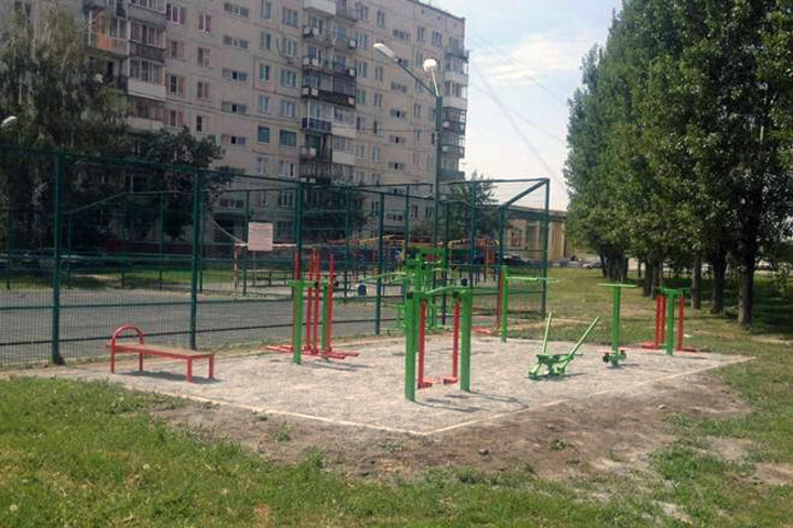 Современная спортивная площадка установлена в Кировском районе Новосибирска
