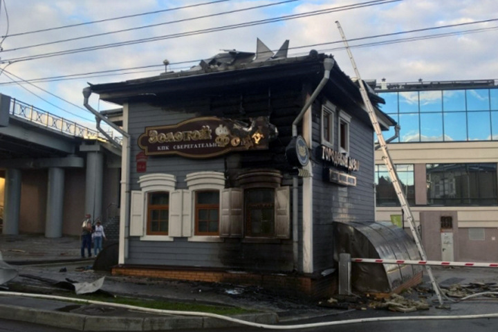 Неизвестный поджег кредитный кооператив в Иркутске и загорелся сам