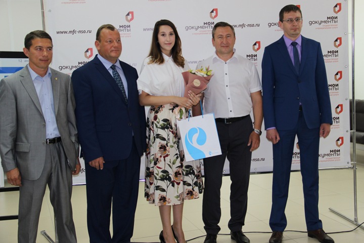 «Ростелеком» и новосибирское правительство наградили миллионного пользователя портала госуслуг