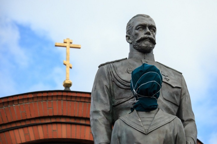 Полиция завела дело на изрубившего памятник Николаю II новосибирца