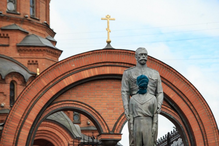 «КП» узнала следователя МВД в напавшем на новосибирский памятник Николаю II