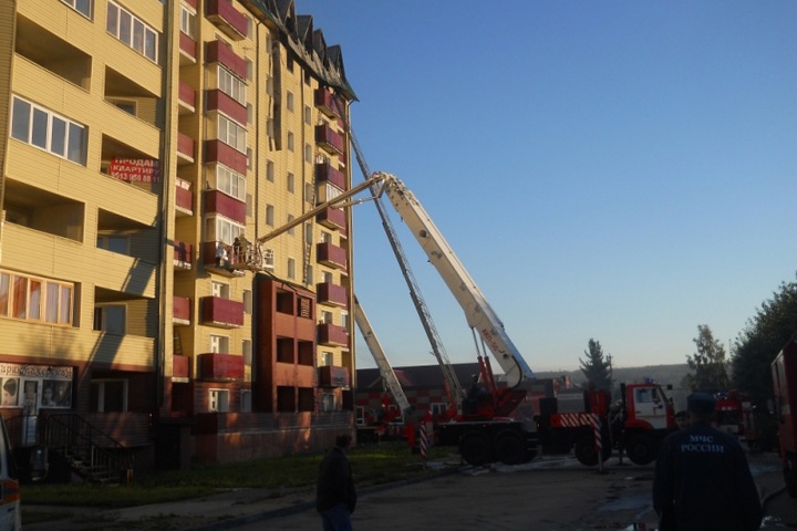 Около 100 человек эвакуировано из горевшей многоэтажки в Новосибирске