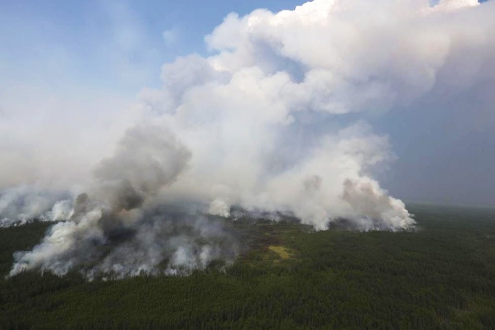 Огонь угрожает нефтевышкам в Иркутской области