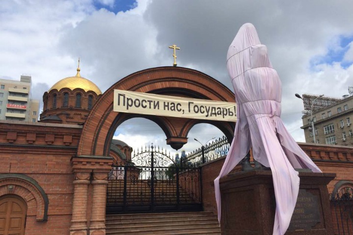РПЦ добивается дела об оскорблении чувств верующих после нападения на памятник Николаю II в Новосибирске