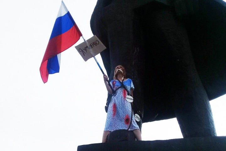 Девушка с триколором приковала себя к памятнику Ленину в центре Новосибирска