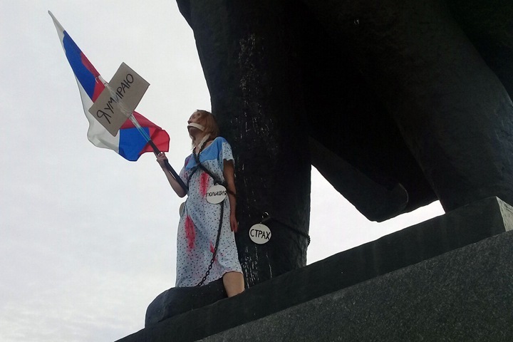 Девушку, приковавшую себя к памятнику, отпустили из новосибирской полиции