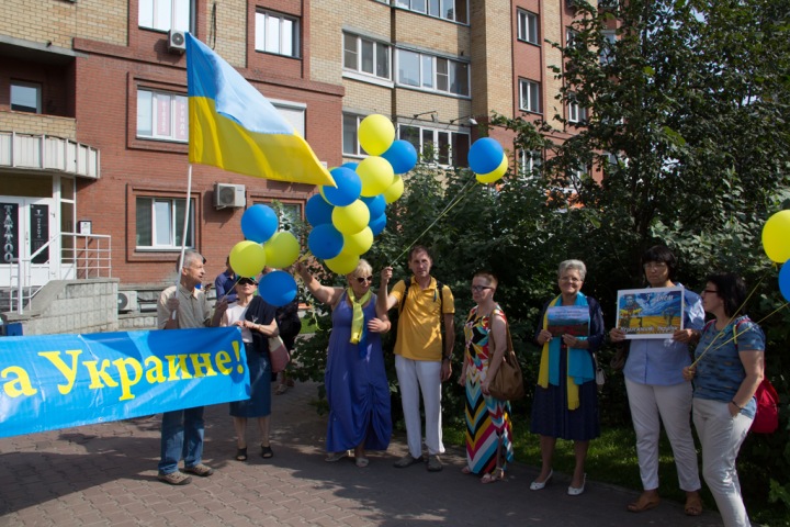 Новосибирцы призвали к миру у консульства Украины