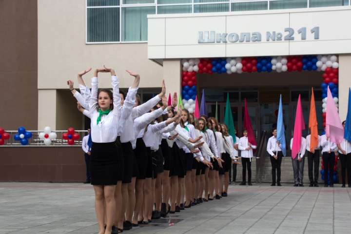 Депутат заксобрания Иван Сидоренко поздравил учеников школы №211 с Днем знаний