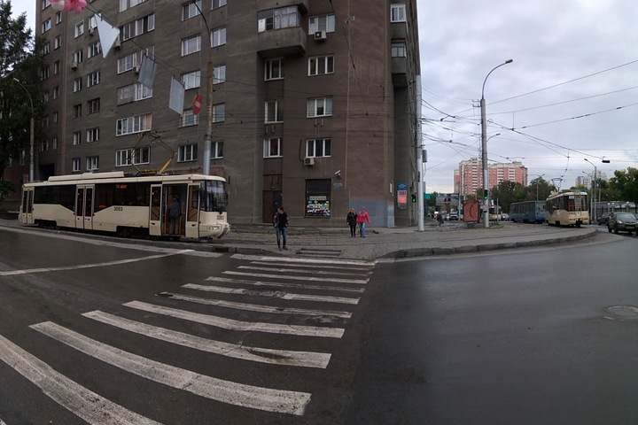 Дюжина 13-х трамваев встала в пробку у оперного театра в Новосибирске