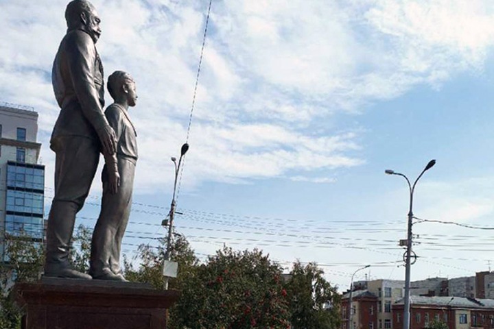 Новосибирская митрополия обвинила «последышей» большевиков в повреждении памятника Николаю II