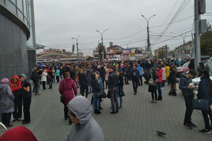 ТЦ и школы в Новосибирске начали эвакуировать после звонков о бомбе