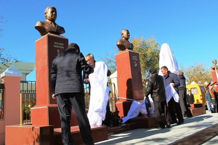 Прижизненный памятник Кобзону открыли в Забайкалье