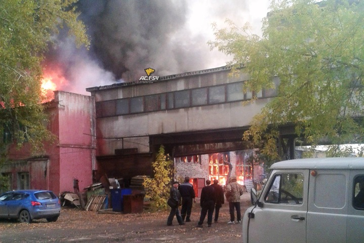 Складское помещение загорелось у завода «Сибсельмаш» в Новосибирске