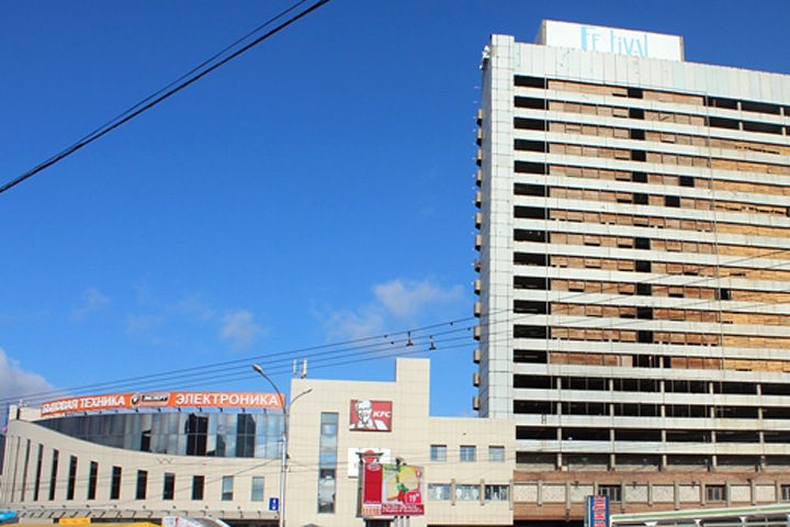 Локоть объявил о сносе недостроенной гостиницы на площади Маркса