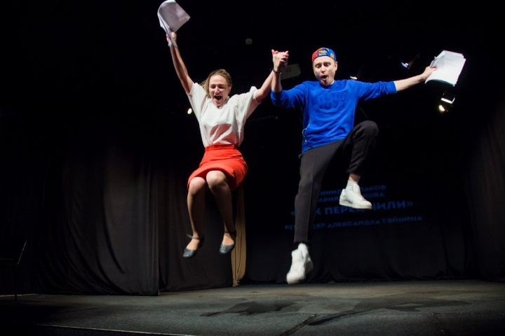 «Посмотреть на себя со стороны»: как новосибирские подростки учились быть драматургами