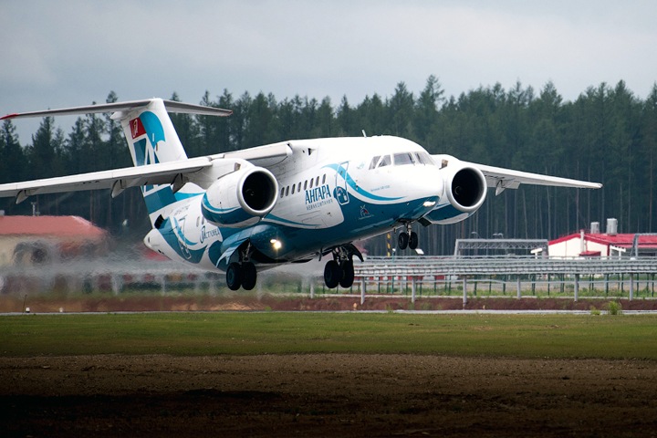 Жители Новосибирска смогут улететь в город, где пассажиры толкали самолет