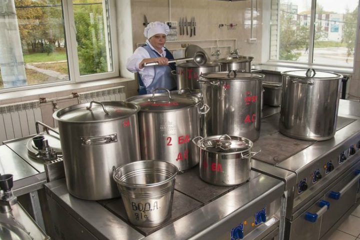 Скандальному комбинату питания в Новосибирске примеривают «красного» директора