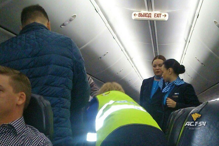 64-летний новосибирец скончался на борту самолета в Красноярске