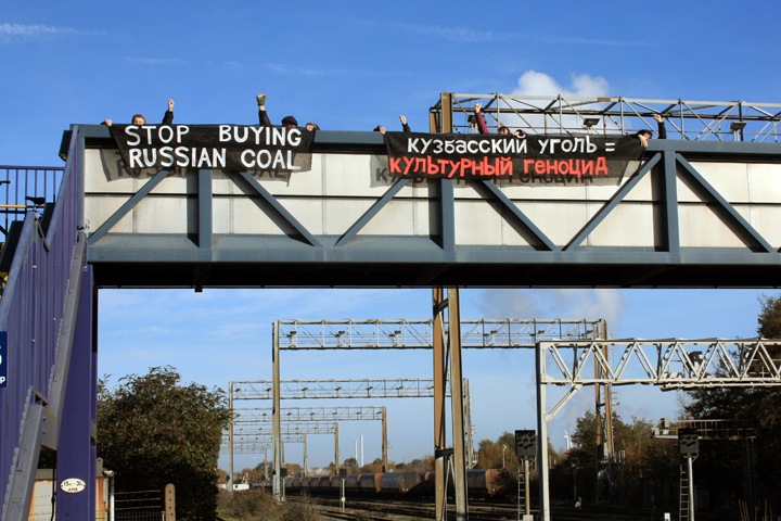 Британцы провели акцию солидарности с противниками угольных разрезов в Сибири