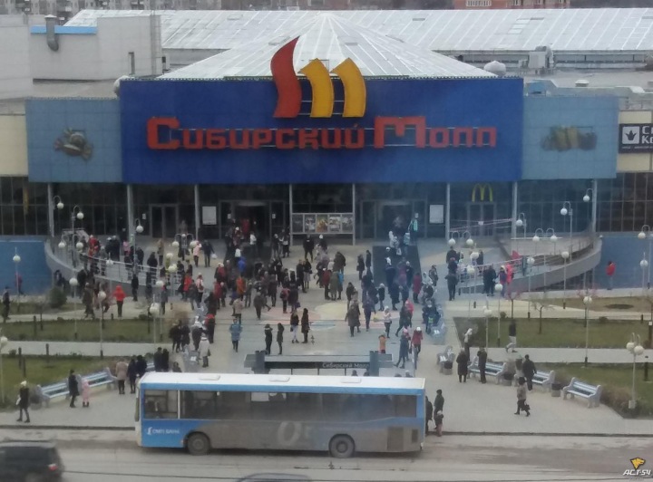 ТЦ в Новосибирске эвакуируют из-за звонков о минировании