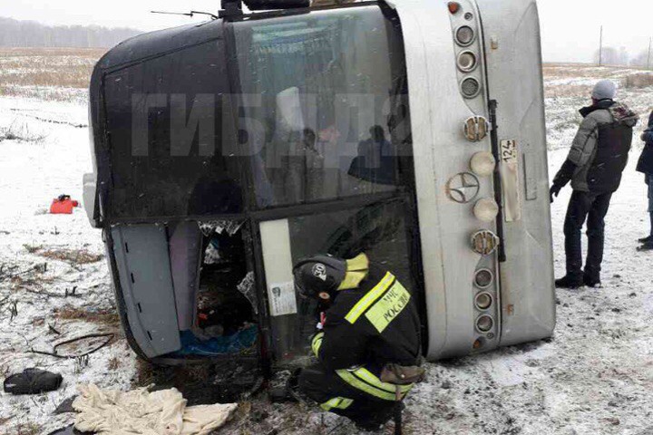Автобус опрокинулся в Красноярском крае: пострадали 10 человек