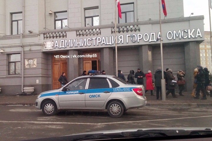 Администрацию и учебные заведения эвакуировали в Омске