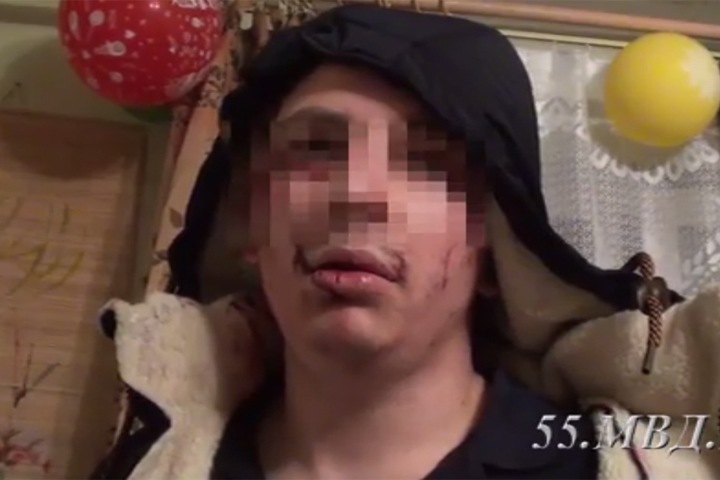 Вооруженный житель Омска взял в заложники годовалого сына знакомого
