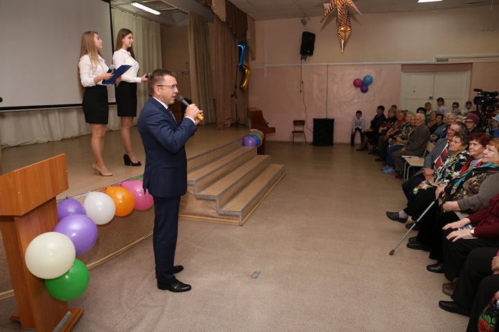 Дмитрий Козловский поздравил избирателей «элегантного возраста»