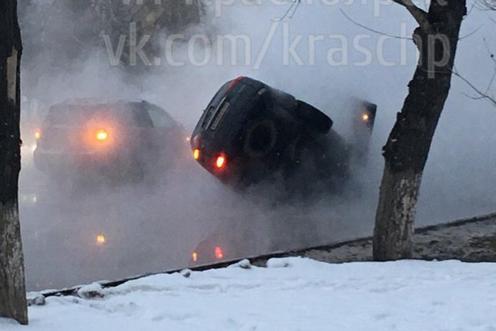 Трубу прорвало в Красноярcке: автомобиль в яме и 70 домов без отопления