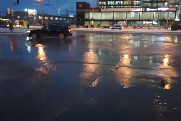 Площадь Труда затопило в Новосибирске из-за коммунальной аварии