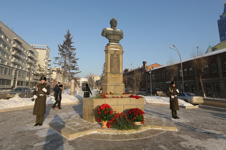 Андрей Травников возложил цветы к бюсту маршала Покрышкина в День Героев Отечества