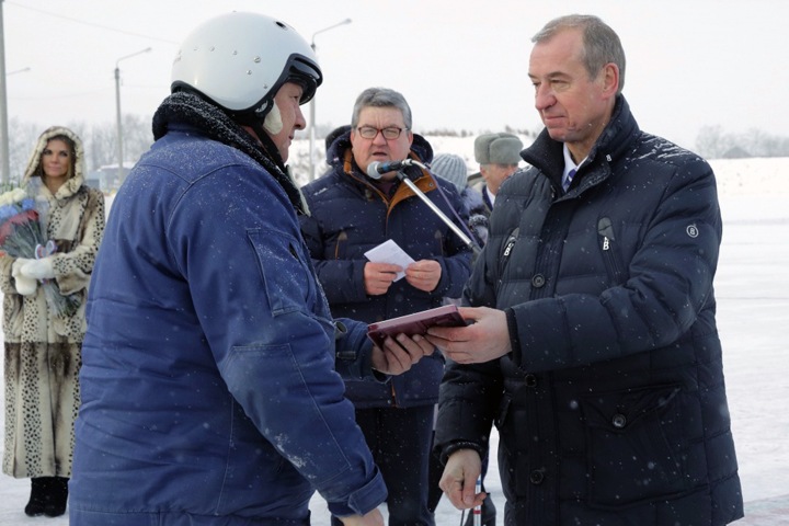 Иркутский губернатор наградил вернувшихся из Сирии летчиков