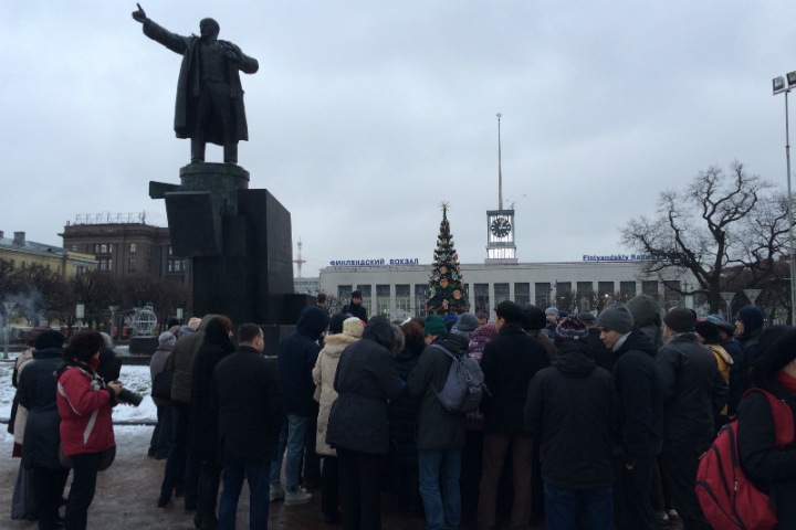 Петербургские депутаты использовали «прогулку» для отчета перед избирателями