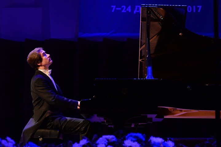 «Замечательная, великая музыка!»: Луганский выступил с сольным концертом на Рождественском фестивале